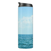 Oceaanwater, heldere blauwe lucht. thermosbeker (Geroteerd rechts)