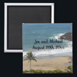 Ocean and Beach Wedding Date Magnet<br><div class="desc">Mooie omgeving in Kauai,  Hawaii van de oceaan en zandstrand met een palmboom en rolgolven. Voeg namen of andere informatie toe zoals gewenst.</div>