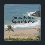 Ocean and Beach Wedding Date Magnet<br><div class="desc">Mooie omgeving in Kauai,  Hawaii van de oceaan en zandstrand met een palmboom en rolgolven. Voeg namen of andere informatie toe zoals gewenst.</div>