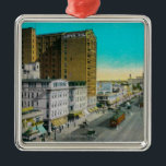 Ocean Avenue die naar het oosten kijkt, Long Beach Metalen Ornament<br><div class="desc">Ocean Avenue zien East,  Long Beach - Long Beach,  CA werd in 1921 opgericht. Dit afbeelding toont scènes van Long Beach,  CA.</div>