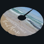 Ocean Beach Kerstboom Rok<br><div class="desc">Voeg gepersonaliseerde stijl toe aan uw huis met dit strand-thema, gepersonaliseerde boomrok perfect voor uw strandhuis. Het ontwerp toont een rustige foto van de blauwe en witte golven, blauwe luchten en gouden zand van de kust van Melbourne, in Australië. De moderne, witte tekst is aanpasbaar, zodat u uw eigen familienaam...</div>