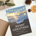 Ocean Beach Seaside kerstfeestdag kaart<br><div class="desc">De kerstkaarten voor elke bestemming die voorzien zijn van een kustlijn,  een mooie zonsondergang,  snaarlichten,  het gezegde 'vrolijke kerst',  een leuke vakantieboodschap,  en je namen.</div>