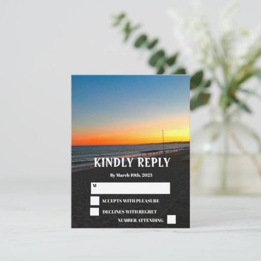 Ocean Beach Tropical Coastal Sunset Wedding RSVP (Staand voorkant)