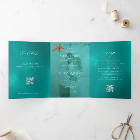 Ocean bestemming bruiloft foto QR RSVP details Drieluik Uitnodiging (Binnen)