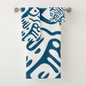 Ocean Blue en White Doodles 3 van 4 Bad Handdoek (Insitu)