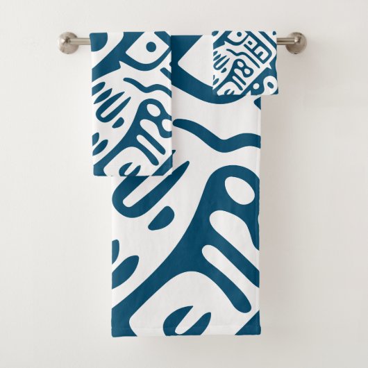 Ocean Blue en White Doodles 3 van 4 Bad Handdoek (Insitu)