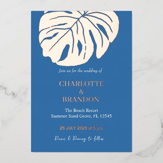 Ocean Blue Tropische Monstera Leaf Bruiloft Folie Uitnodiging (Voorkant)