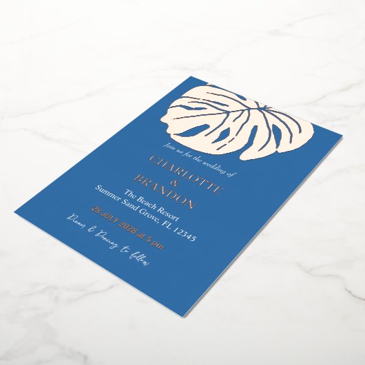 Ocean Blue Tropische Monstera Leaf Bruiloft Folie Uitnodiging (Gedraaid)