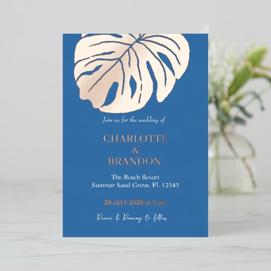 Ocean Blue Tropische Monstera Leaf Bruiloft Folie Uitnodiging (Staand Voorkant)