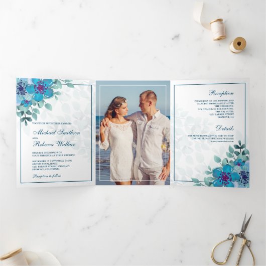 Ocean Blue Waterverf Floral Fotobruiloft Drieluik Uitnodiging (Binnen)