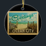 Ocean City Beach Vintage Travel Keramisch Ornament<br><div class="desc">Deze groeten uit Ocean City  briefkaart ontwerpen een zandig strand met een prachtig turquoise oceaanwater en boven het zee,  een blauwe hemel met blauw witte wolken. In de klassieke reisstijl.</div>