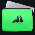 Ocean Glow_Black-on-Green Clipper Ship Laptop Sleeve<br><div class="desc">Als u zich creatief voelt,  kunt u de grootte,  de positie,  de kleur,  en zelfs het aantal schepen van de Klem,  samen met de achtergrondkleur veranderen. Klik op Aanpassen en ga weg!</div>