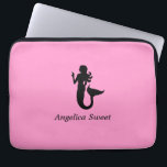 Ocean Glow_Black-on-Pink Mermaid_personalized Laptop Sleeve<br><div class="desc">Om het te personaliseren,  voeg enkel jouw naam op het beschikbare gebied van de sjabloon toe,  en u wordt gedaan. Als je je creatief voelt,  kun je ook de grootte,  plaatsing,  kleur en zelfs het aantal zeemeerminnen veranderen. Klik op "Aanpassen" en laat het plezier beginnen!</div>