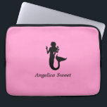 Ocean Glow_Black-on-Pink Mermaid_personalized Laptop Sleeve<br><div class="desc">Om het te personaliseren,  voeg enkel jouw naam op het beschikbare gebied van de sjabloon toe,  en u wordt gedaan. Als je je creatief voelt,  kun je ook de grootte,  plaatsing,  kleur en zelfs het aantal zeemeerminnen veranderen. Klik op "Aanpassen" en laat het plezier beginnen!</div>