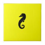 Ocean Glow_Black-on-Yellow Seahorse Tegeltje<br><div class="desc">Voeg een klein beetje van de onderzeese vibe toe aan uw thuisdecor met onze opvallende, Ocean Glow, maritieme iconen, zwart-op-gele zeehoorbare tegelkunst. Voor een gedenkwaardig geschenk of keepasje kunt u uw prachtige tegel ook nog eens gebruiken met lijsten of cadeaudozen. Als je je creatief voelt, kun je de grootte en...</div>
