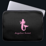 Ocean Glow_Pink-on-Black Mermaid_personalized Laptop Sleeve<br><div class="desc">Om het te personaliseren,  voegt u jouw naam op het beschikbare gebied van de sjabloon toe,  en u wordt gedaan. Als je je creatief voelt,  kun je ook de grootte,  plaatsing,  kleur en zelfs het aantal zeemeerminnen veranderen. Klik op "Aanpassen" en laat het plezier beginnen!</div>