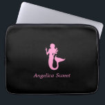 Ocean Glow_Pink-on-Black Mermaid_personalized Laptop Sleeve<br><div class="desc">Om het te personaliseren,  voegt u jouw naam op het beschikbare gebied van de sjabloon toe,  en u wordt gedaan. Als je je creatief voelt,  kun je ook de grootte,  plaatsing,  kleur en zelfs het aantal zeemeerminnen veranderen. Klik op "Aanpassen" en laat het plezier beginnen!</div>