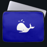 Ocean Glow_White-on-Blue Whale Laptop Sleeve<br><div class="desc">Het is geen druppel. Als je je creatief voelt, kun je de grootte en positie van walvis of de achtergrondkleur veranderen. Klik op "Aanpassen" en laat het plezier beginnen!</div>