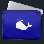 Ocean Glow_White-on-Blue Whale Laptop Sleeve<br><div class="desc">Het is geen druppel. Als je je creatief voelt,  kun je de grootte en positie van walvis of de achtergrondkleur veranderen. Klik op "Aanpassen" en laat het plezier beginnen!</div>