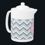 Ocean Mist Chevron Pattern Theepot<br><div class="desc">Blauwgroen, roze en aqua in dit stijlvolle chevron zigzagpatroon - sommige met monogram - sommige zonder We hebben alle afbeeldingen die in dit ontwerp worden gebruikt aanpasbaar gelaten - Je kunt er naar hartenlust mee spelen - Klik op de oranje knop 'CustomizeThis' en markeer het afbeelding dat je wilt verwijderen,...</div>