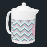 Ocean Mist Chevron Pattern Theepot<br><div class="desc">Blauwgroen, roze en aqua in dit stijlvolle chevron zigzagpatroon - sommige met monogram - sommige zonder We hebben alle afbeeldingen die in dit ontwerp worden gebruikt aanpasbaar gelaten - Je kunt er naar hartenlust mee spelen - Klik op de oranje knop 'CustomizeThis' en markeer het afbeelding dat je wilt verwijderen,...</div>
