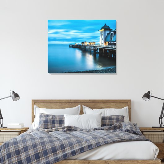 Ocean Pier Lights – Tranquil Evening Reflections Canvas Afdruk (Insitu (Slaapkamer))