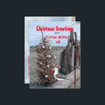 Ocean Shores WA Kerstmis Beach Driftwood Feestdagenkaart<br><div class="desc">Kerstgroeten uit Ocean Shores, Washington. Dit leuke en griezelige briefkaart is voorzien van een foto van de strandscène van een driftwood-hut met een beachy vakantiedeur - een drift-kerstboom die een creatieve strandganger versierde met schelpen en andere vondsten. Ik voegde een origineel zeemleder schilderij toe met zijn kersthoed om het seizoen...</div>