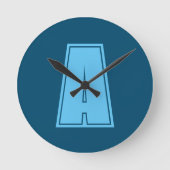 Ocean & Sky Blue Initiaal Monogram Kalligrafie Chi Ronde Klok (Voorkant)