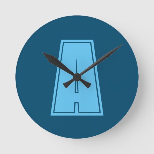 Ocean & Sky Blue Initiaal Monogram Kalligrafie Chi Ronde Klok (Voorkant)