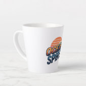 "Ocean Spirit" Retro Summer Graphic Latte Mok (Linkerhoek)