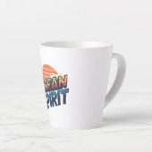 "Ocean Spirit" Retro Summer Graphic Latte Mok (Rechterhoek)