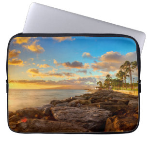 Ocean Sunset Over Rocks en Palm O'Ahu Laptop Sleeve