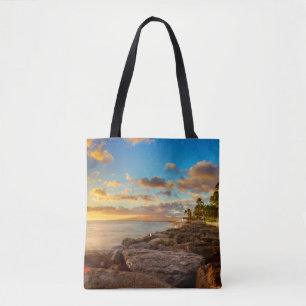 Ocean Sunset Over Rocks en Palm   O'Ahu Tote Bag