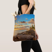 Ocean Sunset Over Rocks en Palm | O'Ahu Tote Bag (Dichtbij)