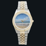 Ocean Tide Beach Waves Horloge<br><div class="desc">Deze prachtige oceaanliefhebber polshorloge is perfect voor zomervakantie aan de kust. Kleine blauwe golven rollen omhoog op een prachtig strand onder  wolken. Ik hou van vakanties op zee.</div>