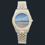 Ocean Tide Beach Waves Horloge<br><div class="desc">Deze prachtige oceaanliefhebber polshorloge is perfect voor zomervakantie aan de kust. Kleine blauwe golven rollen omhoog op een prachtig strand onder  wolken. Ik hou van vakanties op zee.</div>
