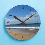 Ocean Tide Ronde Klok<br><div class="desc">Deze mooie klok is perfect om een schattig strandhuis te versieren. Kleine blauwe golven rollen omhoog op een prachtig strand onder  wolken. Ik hou van de kust.</div>