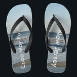 Ocean Waves Cape kan verwijzen naar: New Jersey Teenslippers<br><div class="desc">Blue Sky met Lichte Fluffy White Clouds, Blue Zee, Crashing Ocean Waves en Beach Sand Unisex Teenslippers. Getoond met brede zwarte bandjes en zwart voetbed. Zie opties voor teenslippers in Slim Straps voor meer bandkleuren. Perfect voor uw zomerplezier, uitstapjes naar het strand, vakanties, huwelijksreis of strandbestemming bruiloft, huwelijksfeestgeschenken. Foto genomen...</div>