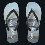 Ocean Waves Cape May, New Jersey Teenslippers<br><div class="desc">Blue Sky met Lichte Fluffy White Clouds, Blue Zee, Crashing Ocean Waves en Beach Sand op Cape May, New Jersey leuke Unisex Teenslippers. Getoond met brede zwarte bandjes en zwart voetbed. Zie opties voor teenslippers in Slim Straps voor meer bandkleuren. Perfect voor uw zomerplezier, uitstapjes naar het strand, vakanties, huwelijksreis...</div>