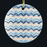 Ocean Waves Chevron Keramisch Ornament<br><div class="desc">Ocean Waves Chevron ZigZag Scribble Pattern herinnert ons aan het strand en de oceaan. Twee toonblues en een zand van wit - wij hebben alle afbeeldingen verlaten die in dit ontwerp klantgericht worden gebruikt - u kunt met hen aan uw harteninhoud spelen - klik de oranje knoop "aanpast dit"en benadruk...</div>