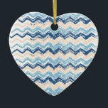 Ocean Waves Chevron Keramisch Ornament<br><div class="desc">Ocean Waves Chevron ZigZag Scribble Pattern herinnert ons aan het strand en de oceaan. Twee toonblues en een zand van wit - wij hebben alle afbeeldingen verlaten die in dit ontwerp klantgericht worden gebruikt - u kunt met hen aan uw harteninhoud spelen - klik de oranje knoop "aanpast dit"en benadruk...</div>