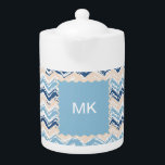 Ocean Waves Chevron Theepot<br><div class="desc">Ocean Waves Chevron ZigZag Scribble Pattern herinnert ons aan het strand en de oceaan. Twee toonblues en een zand van wit - wij hebben alle afbeeldingen verlaten die in dit ontwerp klantgericht worden gebruikt - u kunt met hen aan uw harteninhoud spelen - klik de oranje knoop "aanpast dit"en benadruk...</div>