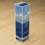 Ocean Waves Monogrammed Wedding Wine Box Favors Wijn Geschenkdoos<br><div class="desc">Blauwe oceaangolven en donzige witte wolken tegen een  blauwe lucht zien er prachtig uit op uw huwelijksreceptie Wijn of Champagne Box Favors (of voor een ander evenement). Personaliseer met het Initiaal Voornaam en de trouwdatum van de Bruid & Groom (in plaats van mijn voorbeeldtekst). Originele fotografie © 2006 TamiraZDesigns.</div>