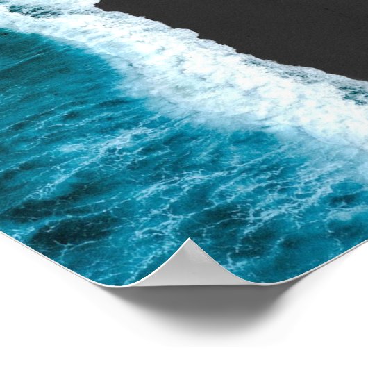 Ocean Waves op Black Sand Beach Poster (Hoek)
