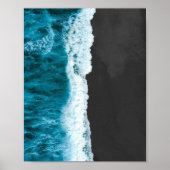 Ocean Waves op Black Sand Beach Poster (Voorkant)