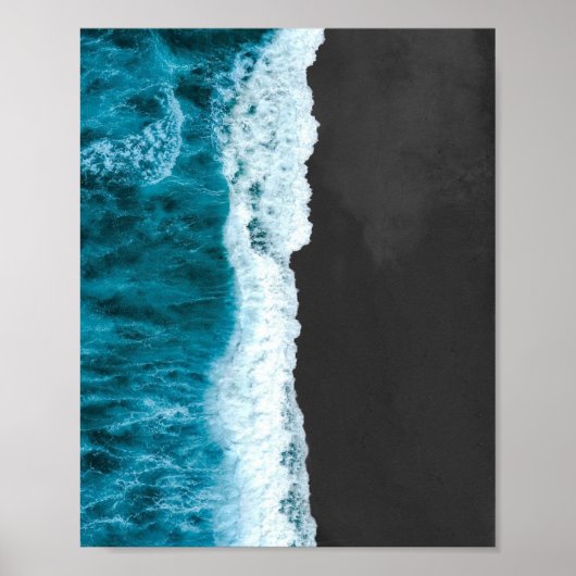 Ocean Waves op Black Sand Beach Poster (Voorkant)
