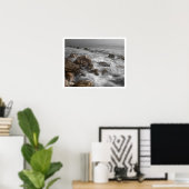 Ocean Waves op Rocky Beach Poster (Thuiskantoor)