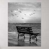 Oceanfront Bench met meeuwen bij zonsondergang Poster (Voorkant)