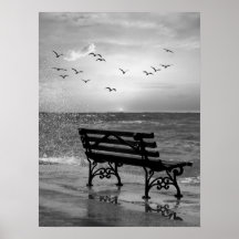 Oceanfront Bench met meeuwen bij zonsondergang