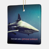 Oceanische zwartpunthaai onder water keramisch ornament (Links)